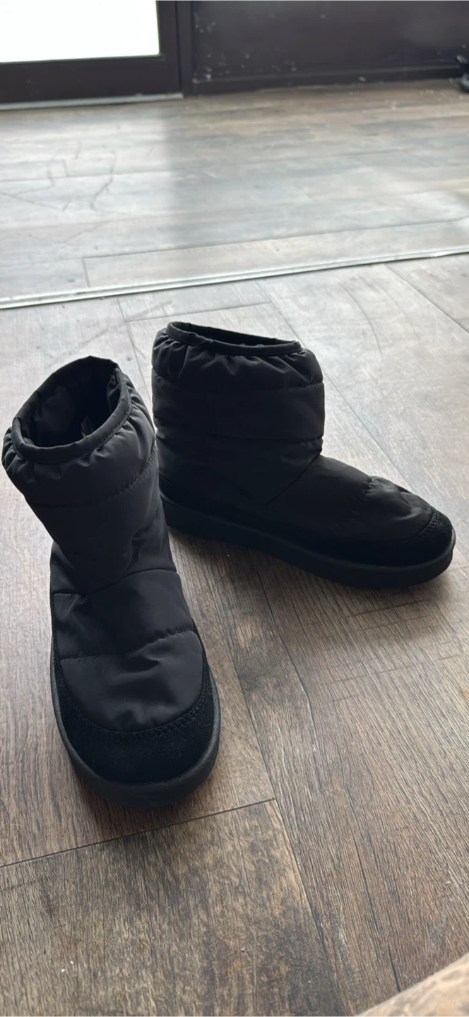 Black puffer boots