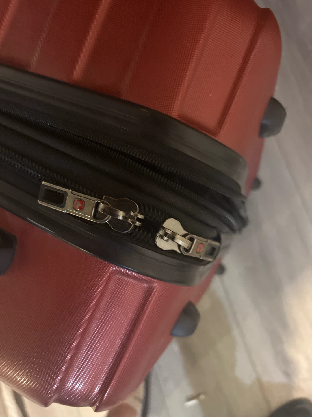 Swissgear red hardside carry-on luggage - photo 3