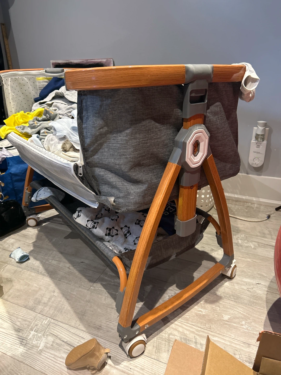 Light Gray Baby Bassinet with Adjustable Heights - photo 4