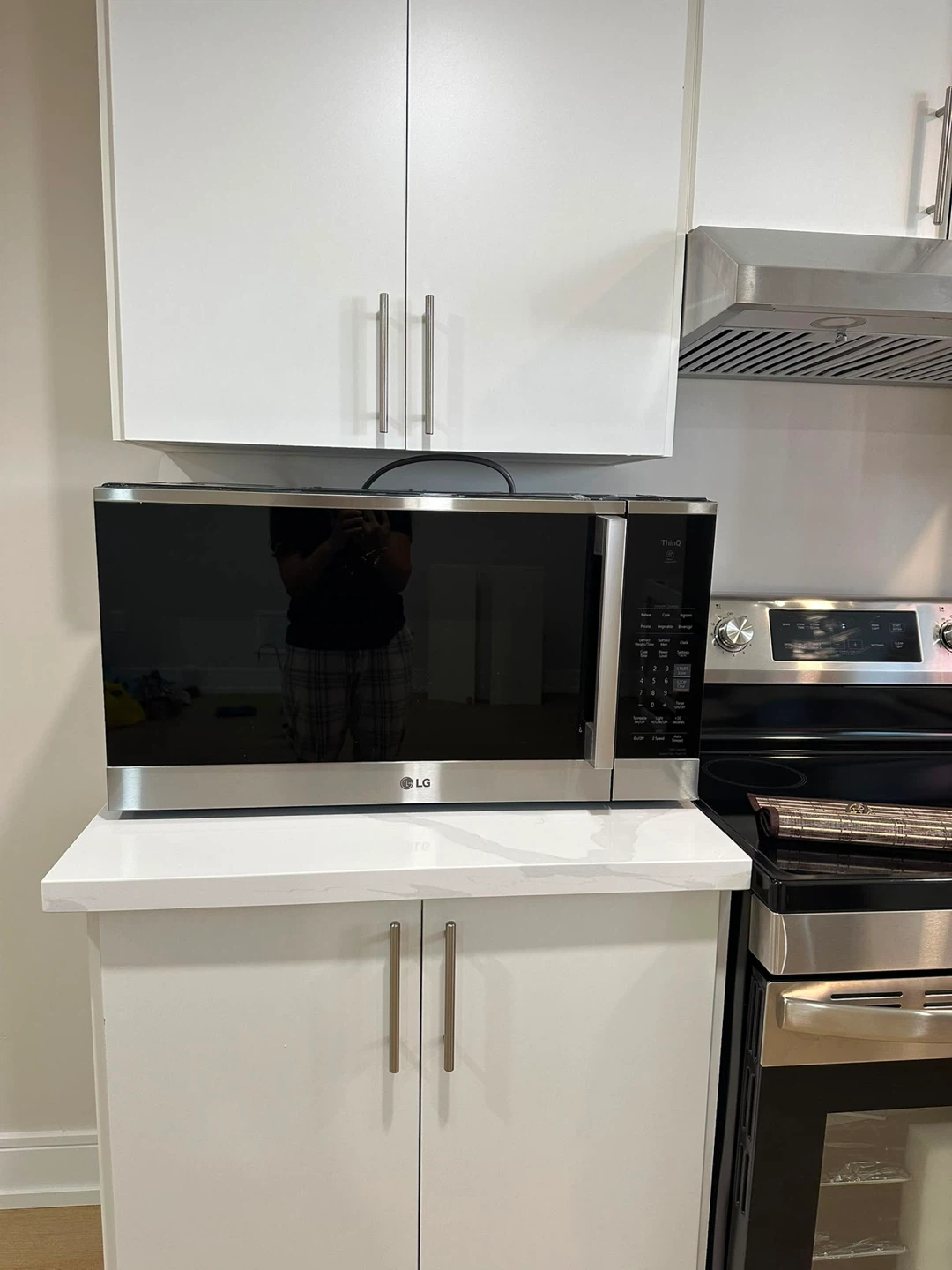 Over the range LG Microwave - photo 3