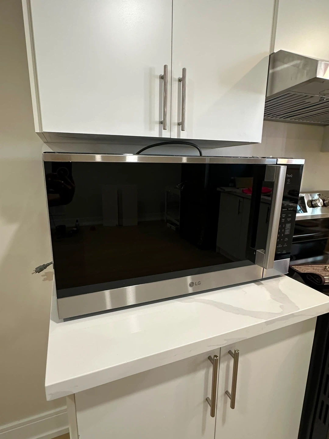 Over the range LG Microwave - photo 4