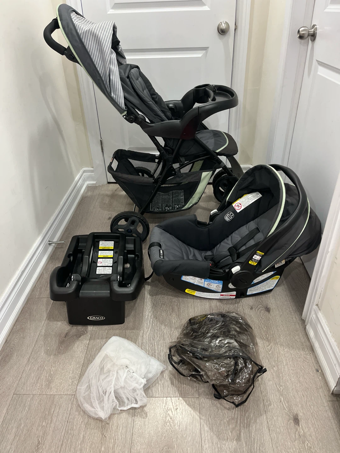 Like new Graco SnugRide 30 Car Seat and Stroller Travel System