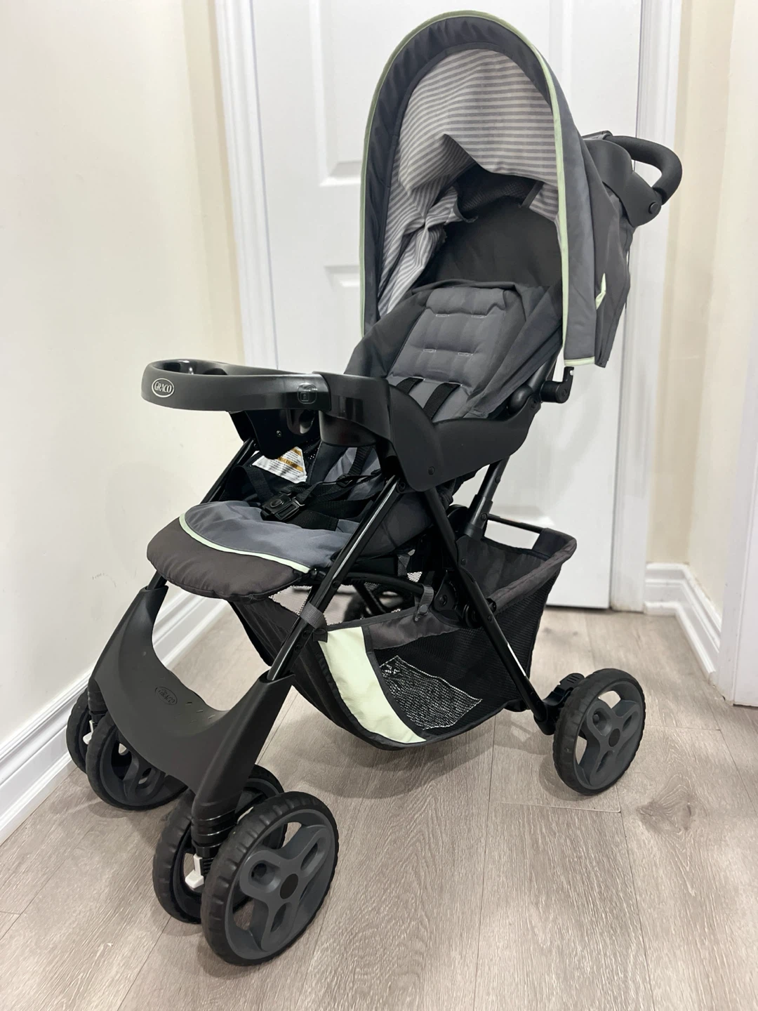 Like new Graco SnugRide 30 Car Seat and Stroller Travel System - photo 5