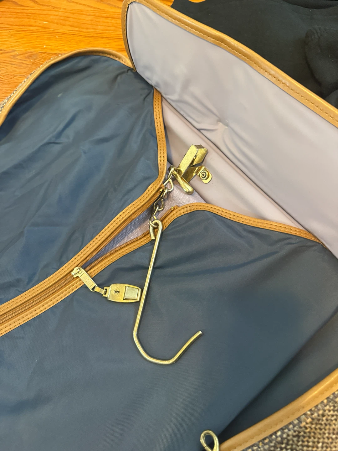 Amelia Earhart Luggage Garment Bag - photo 3