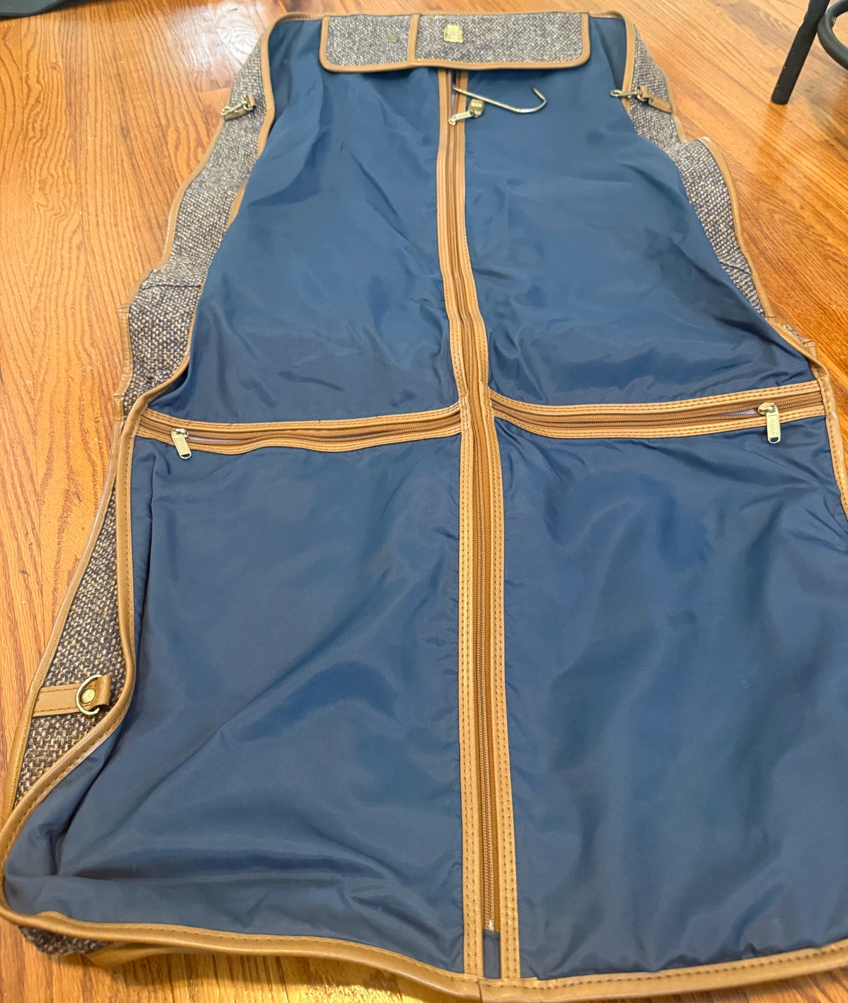 Amelia Earhart Luggage Garment Bag - photo 4