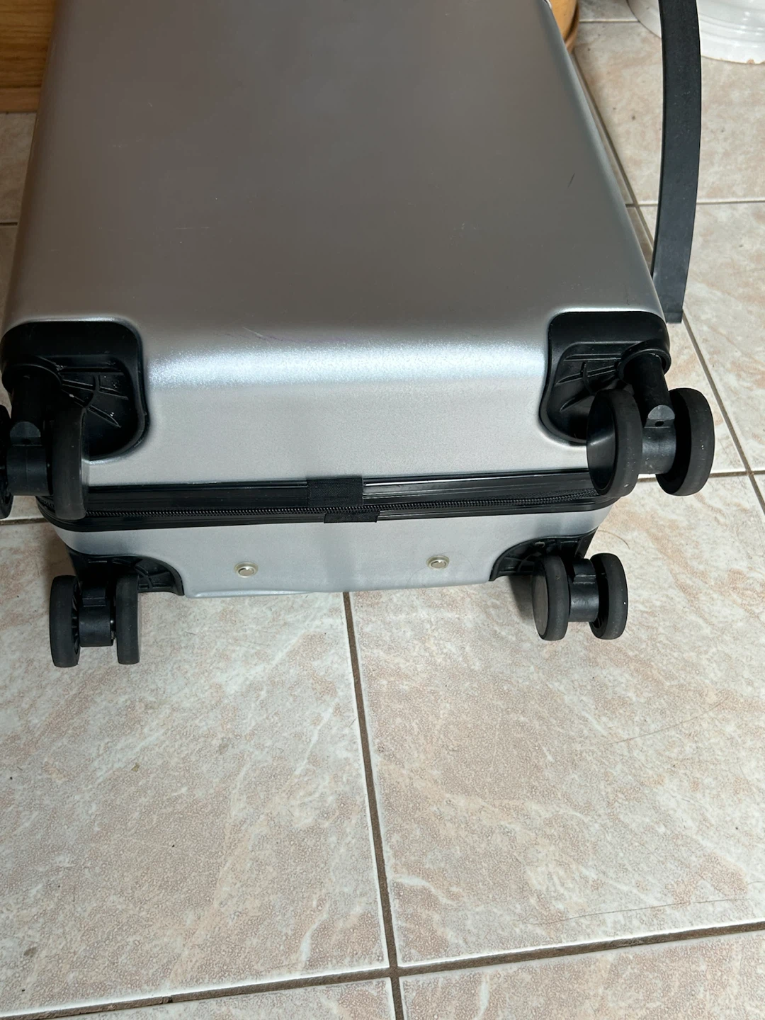 Silver Éléganece Hardside Carry-On Luggage - photo 5