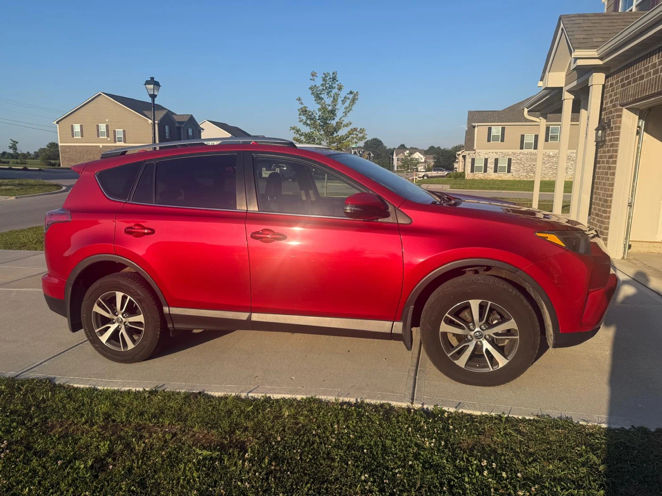 2018 Toyota RAV4 XLE AWD SUV - photo 2