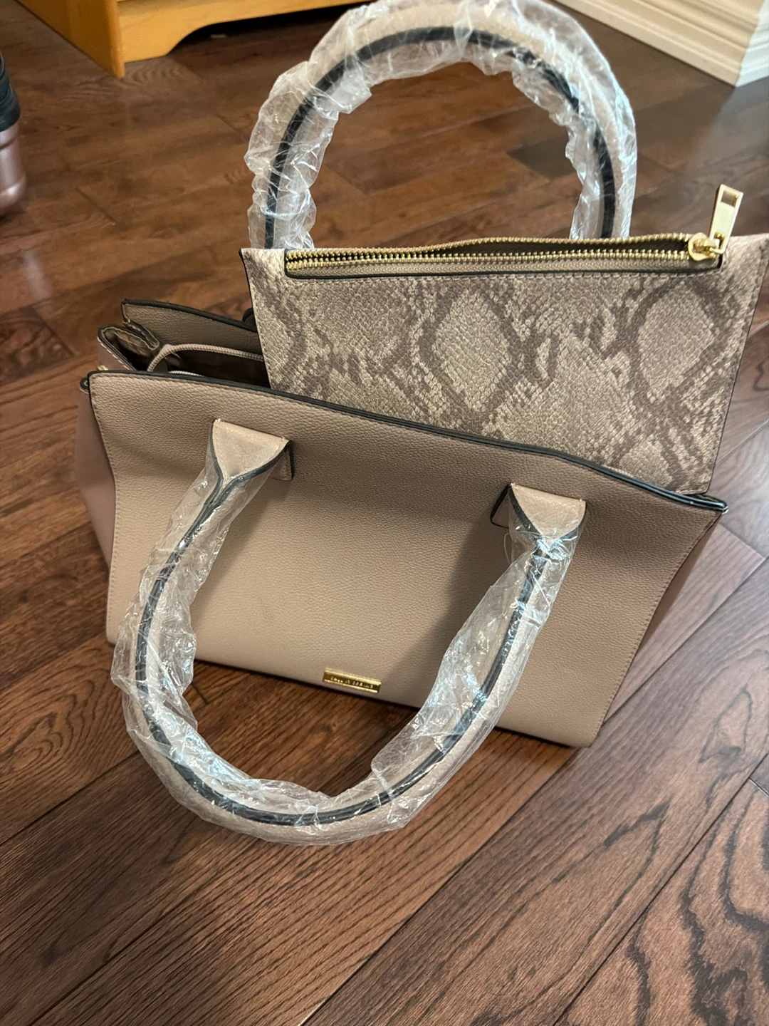 Lovevook Satchel Handbag with Matching Clutch - photo 4