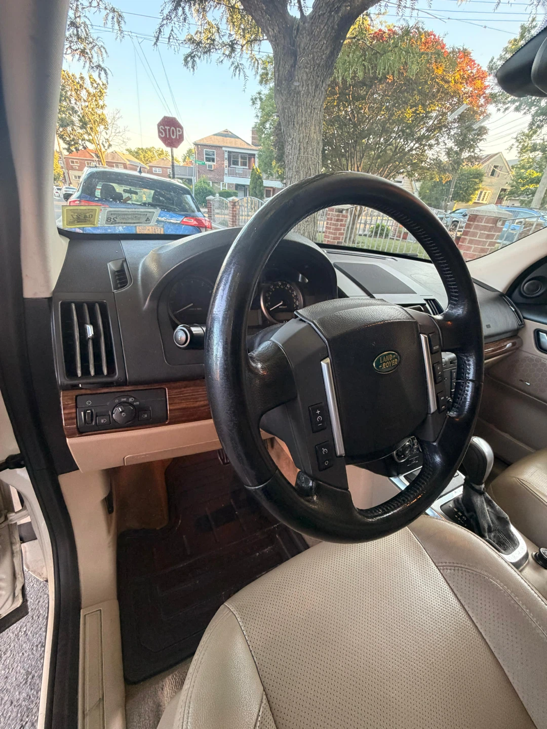 White Land Rover LR2 SUV - photo 5