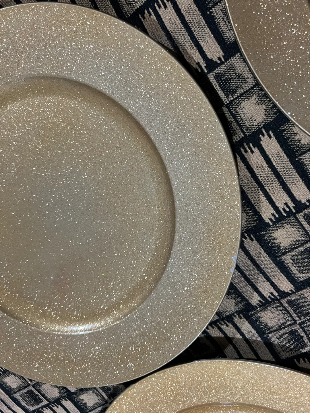 Golden glitter plastic plates - photo 3