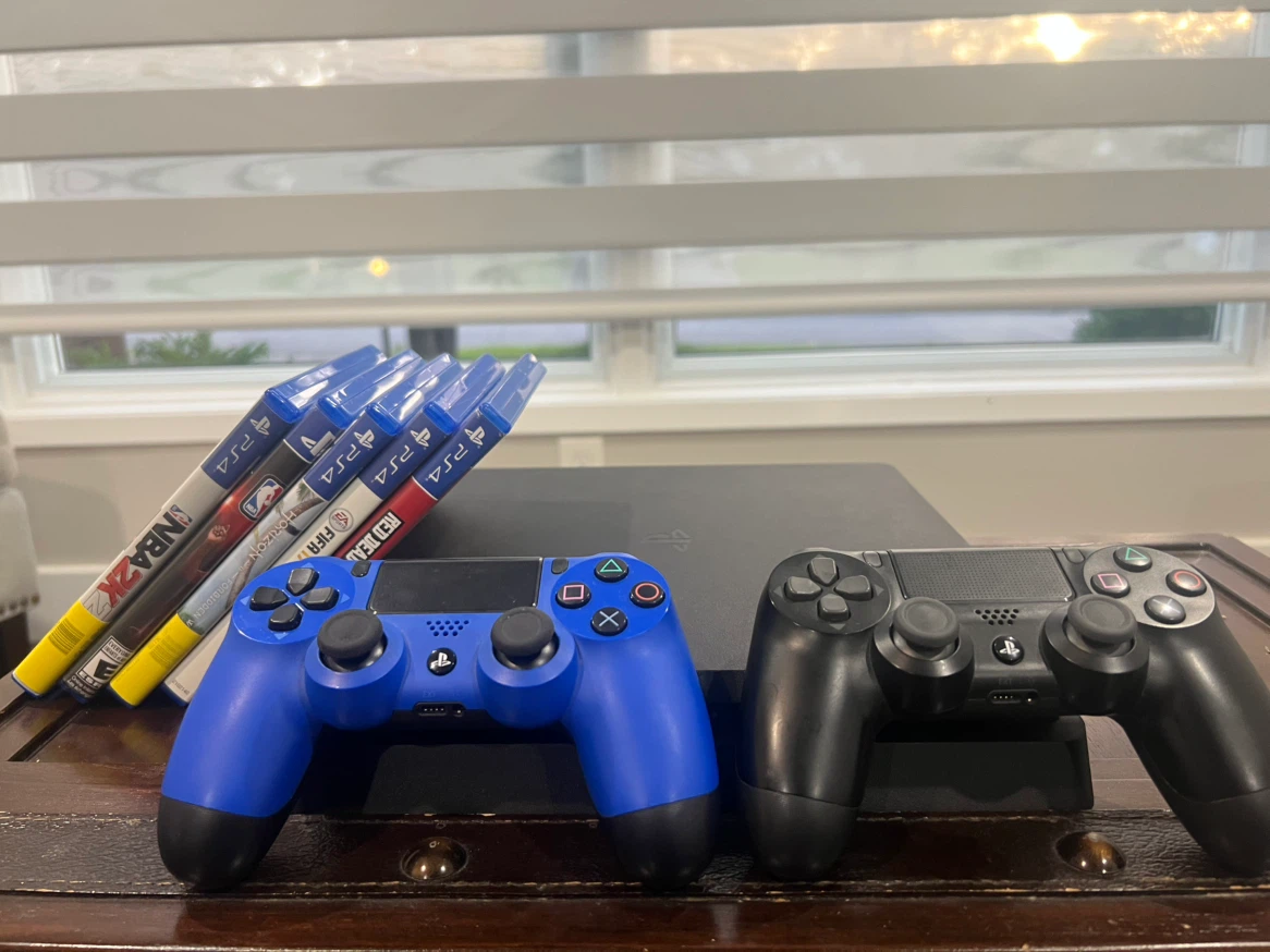 Like New PS4 Slim Bundle