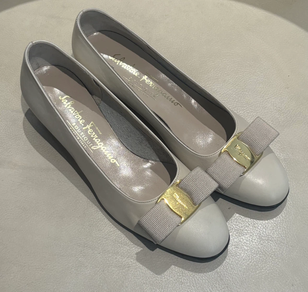 New Salvatore Ferragamo Vara Leather Pumps Ivory/Gold 5C w Box