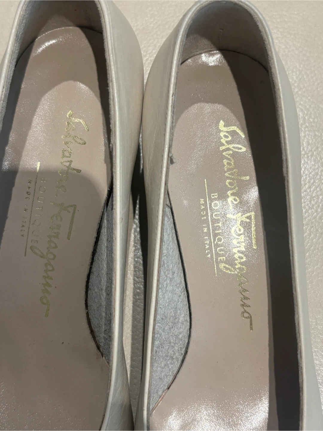 New Salvatore Ferragamo Vara Leather Pumps Ivory/Gold 5C w Box - photo 2