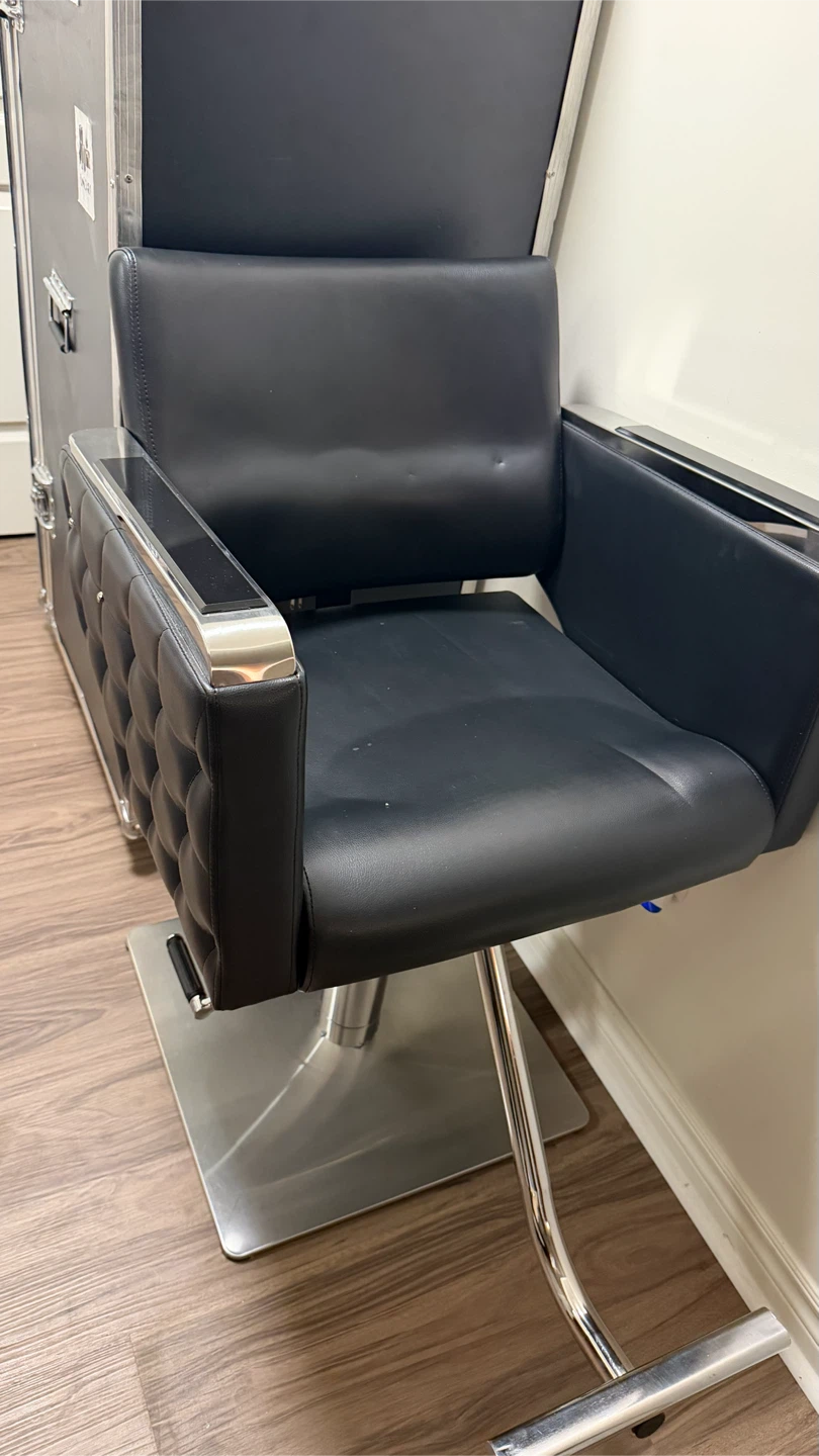 Black Tufted Salon Chair - photo 3