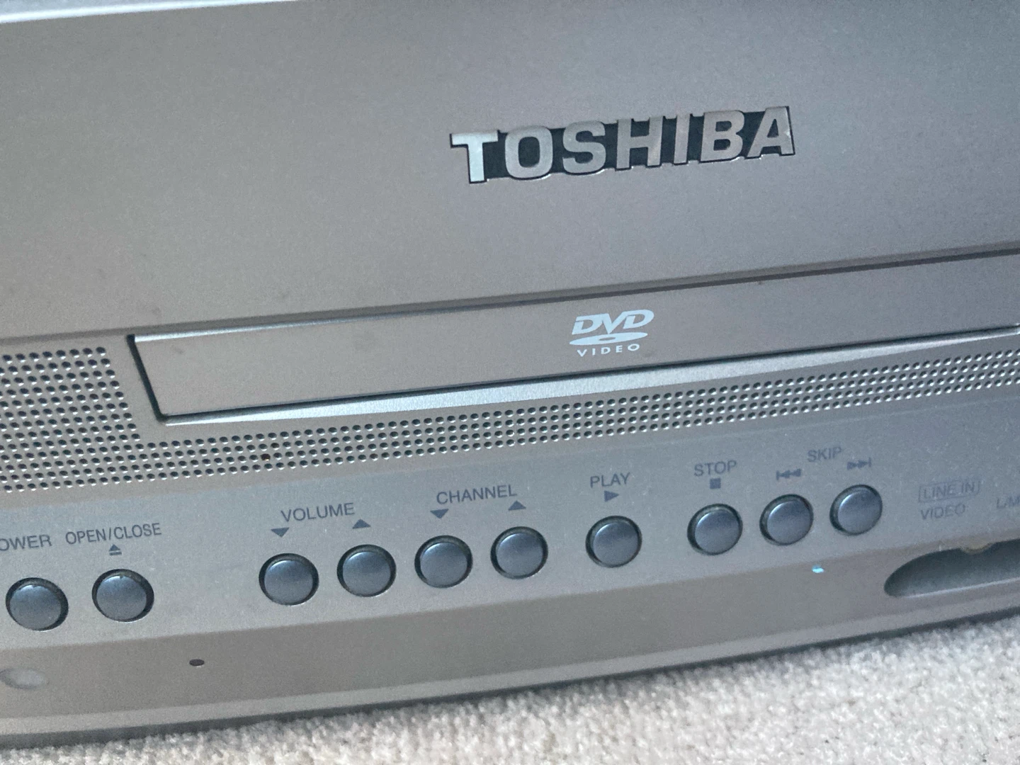 Toshiba TV/DVD Combination Model No. MD20Q41C - photo 2