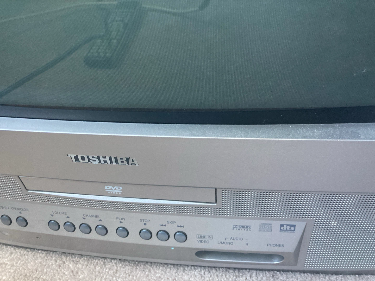 Toshiba TV/DVD Combination Model No. MD20Q41C - photo 3