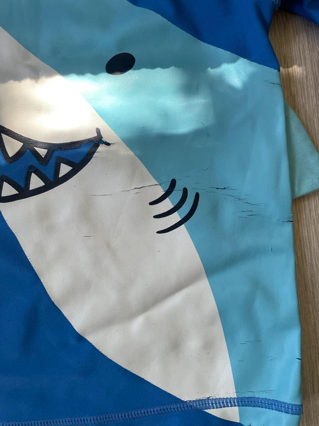 4T - 3 swim trunks and 1 rash guard - photo 2
