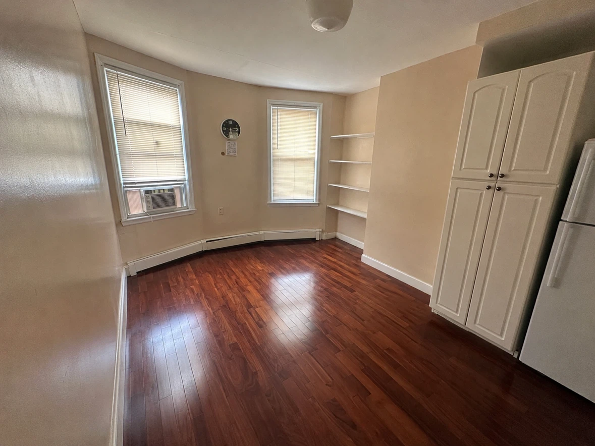 Apartment For Rent in the Heights (Sep 1) - photo 2