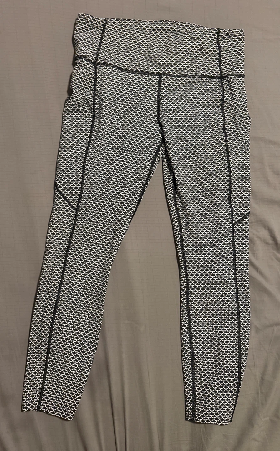 Lululemon Fast & Free 7/8 Tight II Size 10 Black and White