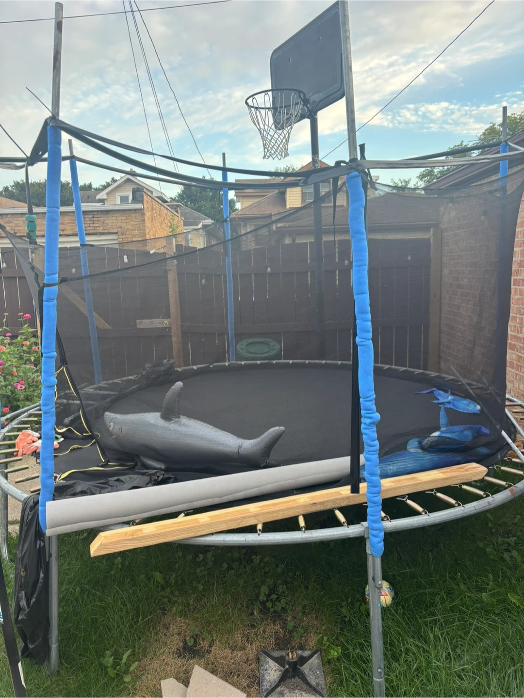 Round Trampoline with Safety Net and waterhose sprinkler