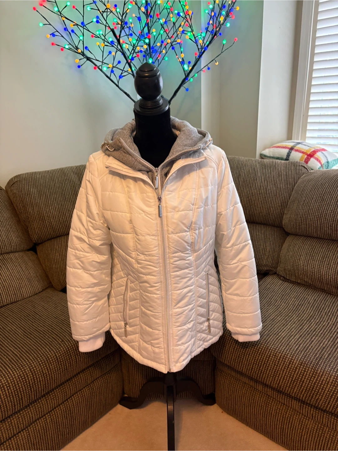 ✨✨White Details Intl Puffer Jacket with Hood