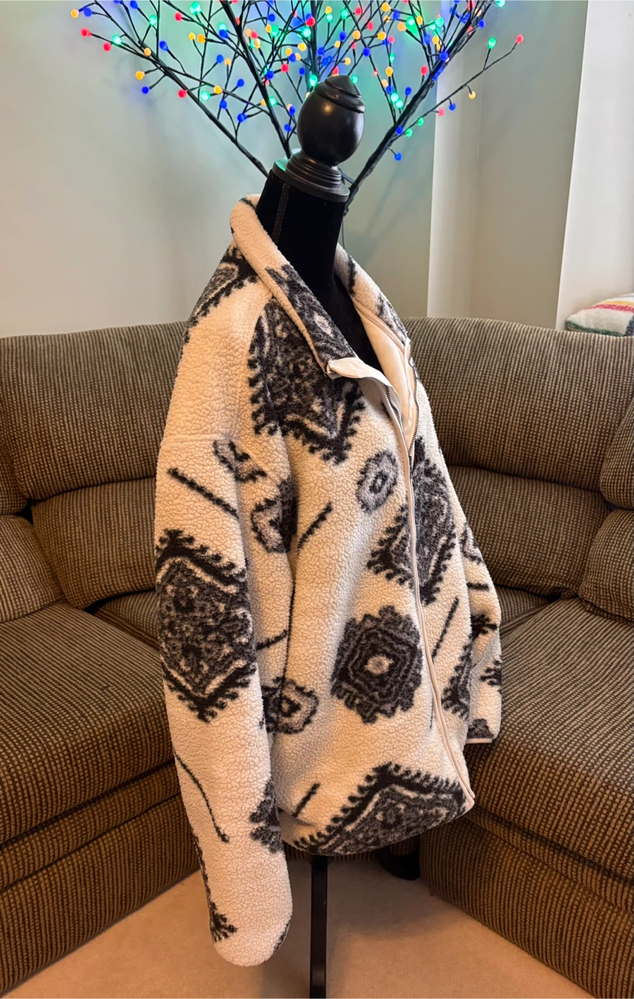 ✨✨Cozy Cream & Black Tribal Print Fleece Jacket - photo 2