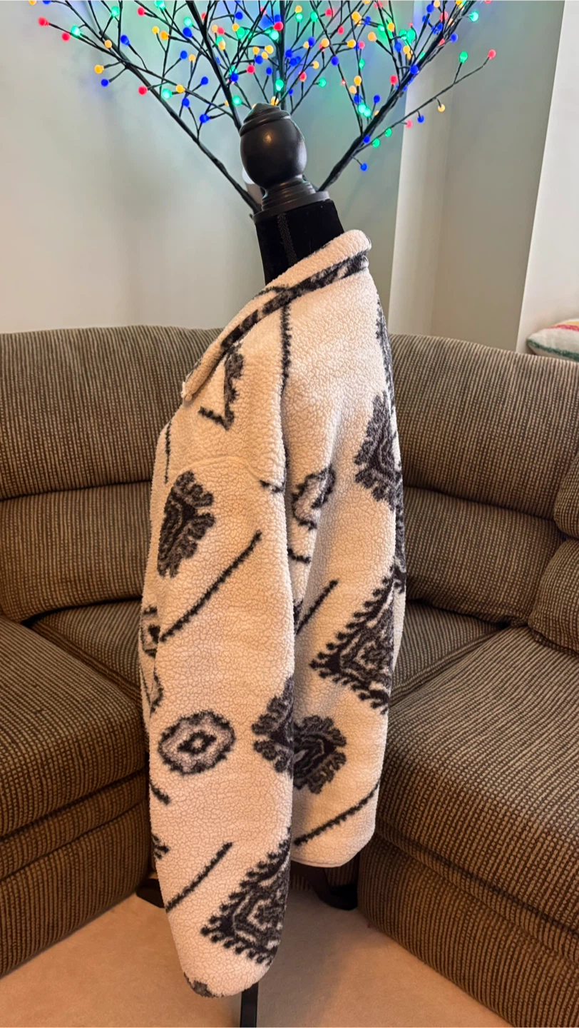 ✨✨Cozy Cream & Black Tribal Print Fleece Jacket - photo 4