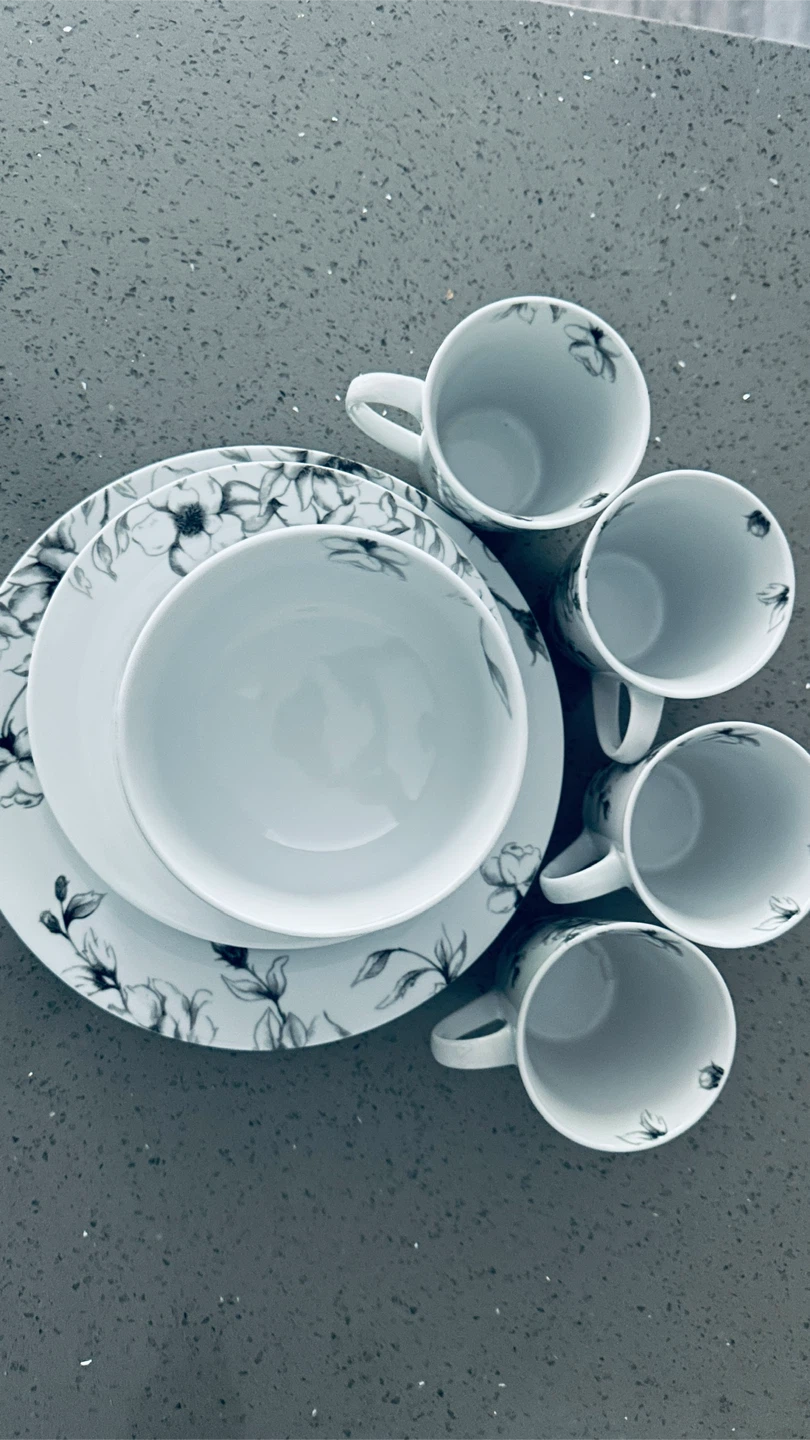White Floral Dinnerware Set - 4 Mugs, 4 Bowls, 8 Plates