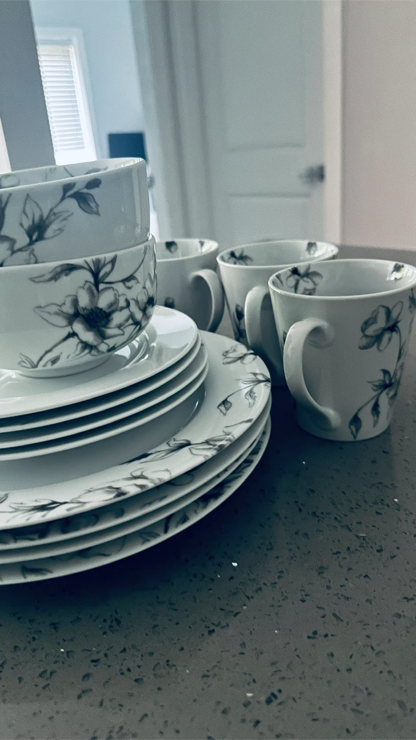 White Floral Dinnerware Set - 4 Mugs, 4 Bowls, 8 Plates - photo 2