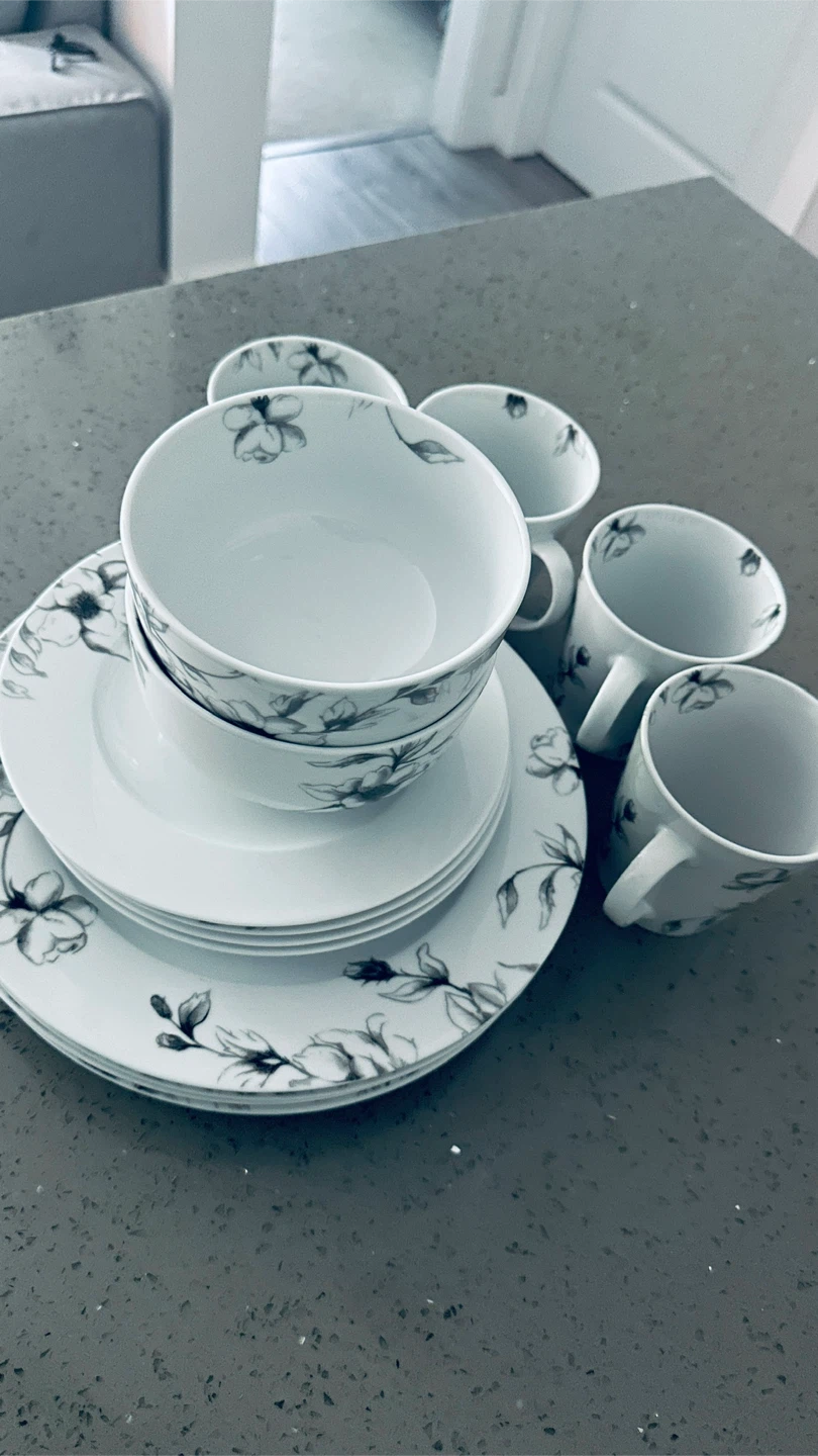 White Floral Dinnerware Set - 4 Mugs, 4 Bowls, 8 Plates - photo 3