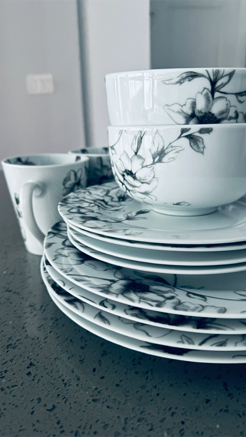 White Floral Dinnerware Set - 4 Mugs, 4 Bowls, 8 Plates - photo 4