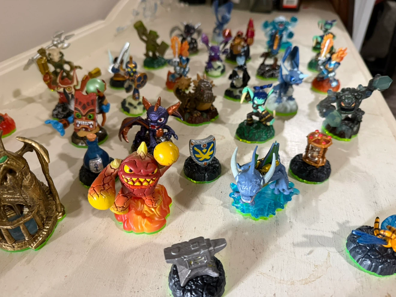 Skylanders Figures Bundle + Official Zipper Carrying Case