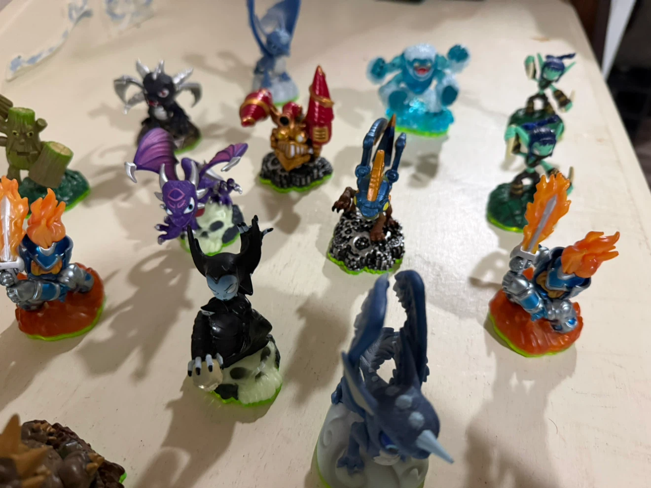 Skylanders Figures Bundle + Official Zipper Carrying Case - photo 3