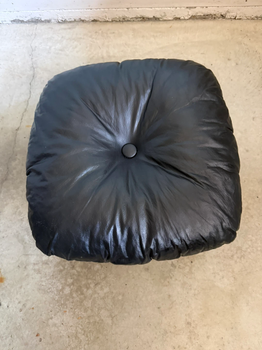 Black Ottoman - photo 2