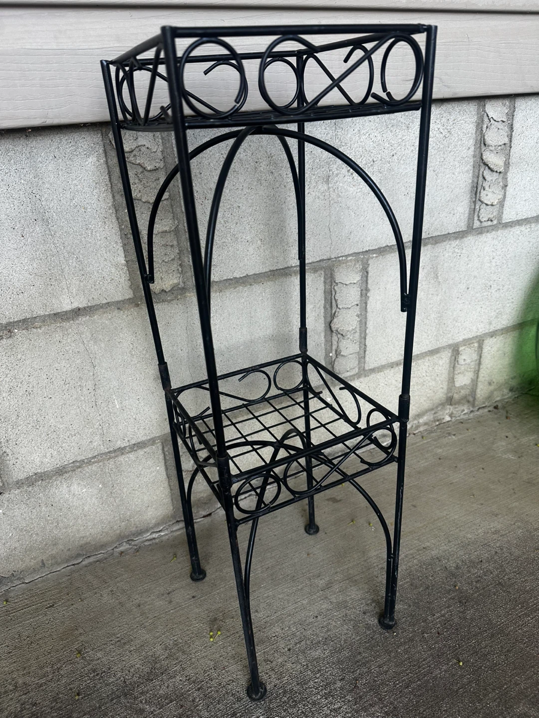Black Metal 2-Tier Plant Stand