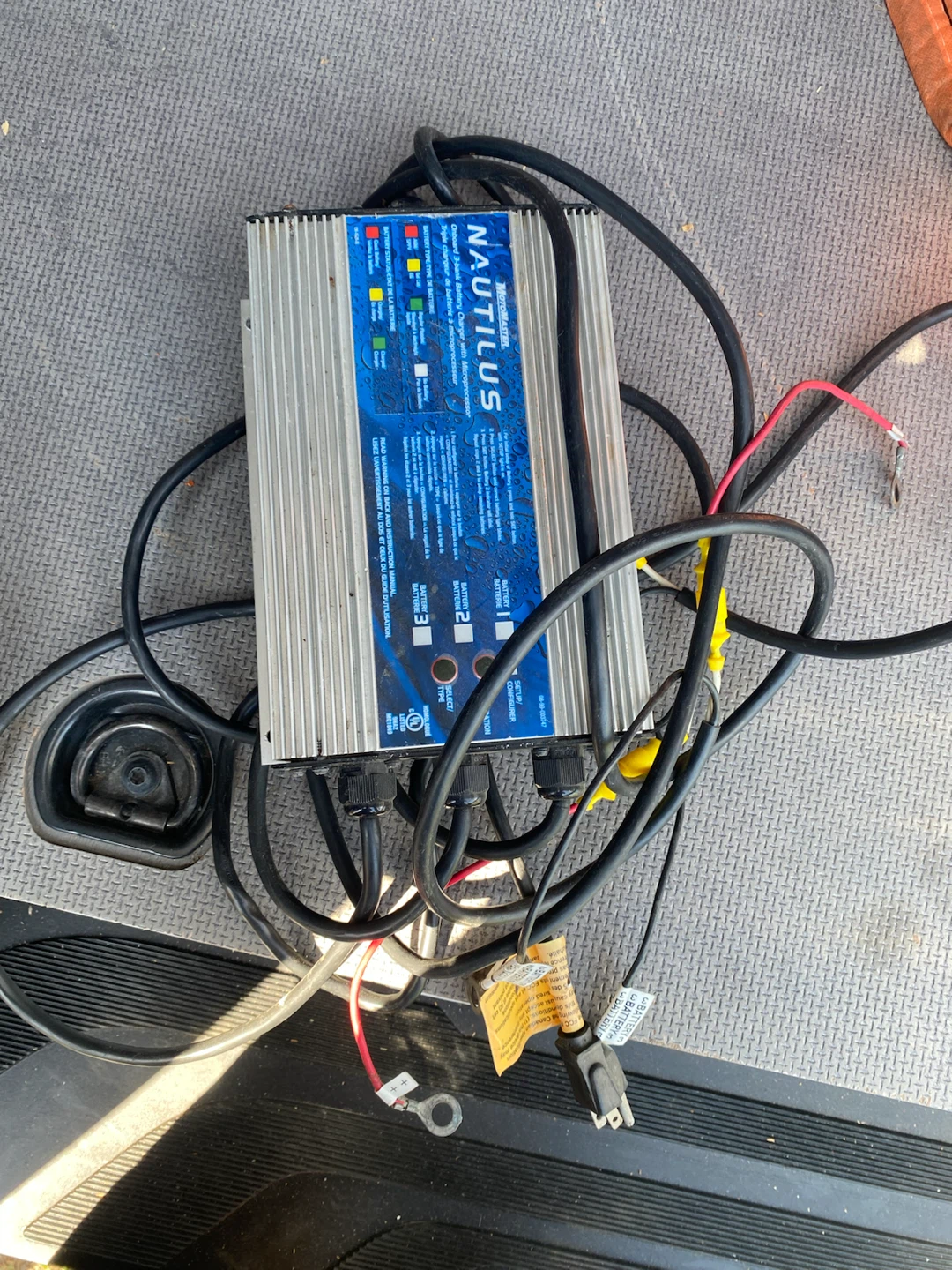 Motomaster Nautilus Onboard 3-Bank Battery Charger