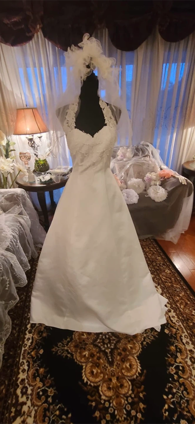 White Wedding Dress with Veil - photo 2