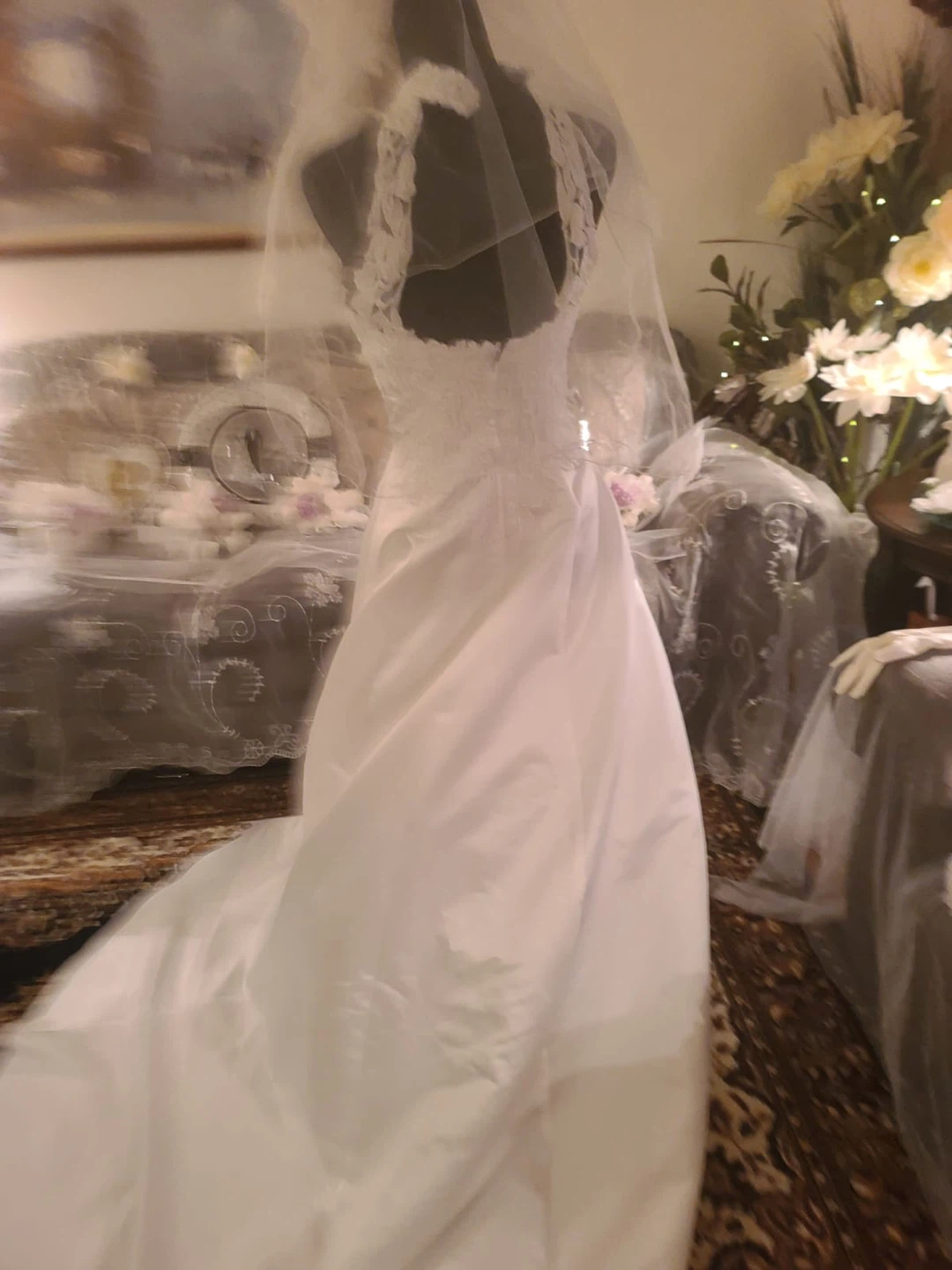 White Wedding Dress with Veil - photo 3