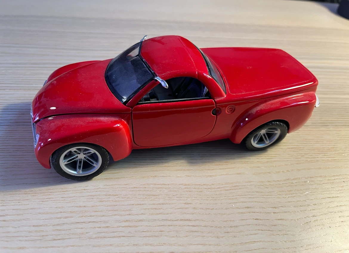 Maisto 2000 Chevrolet SSR Diecast 1/25 Scale
