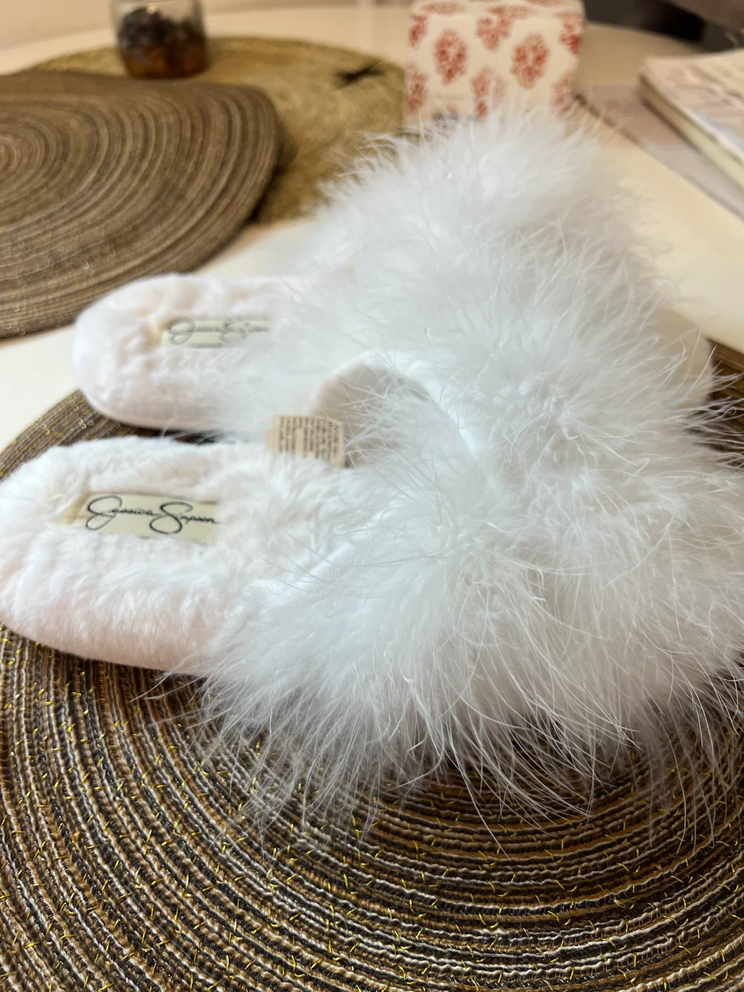 Jessica Simpson White Feather Slippers Size S/M - photo 3
