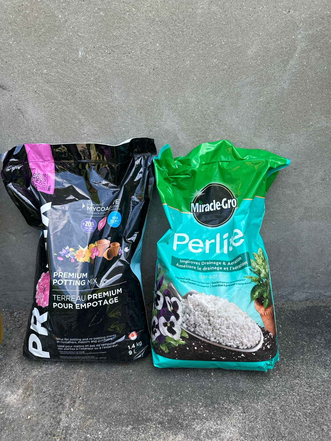 Miracle-Gro Perlite & Premium Potting Mix