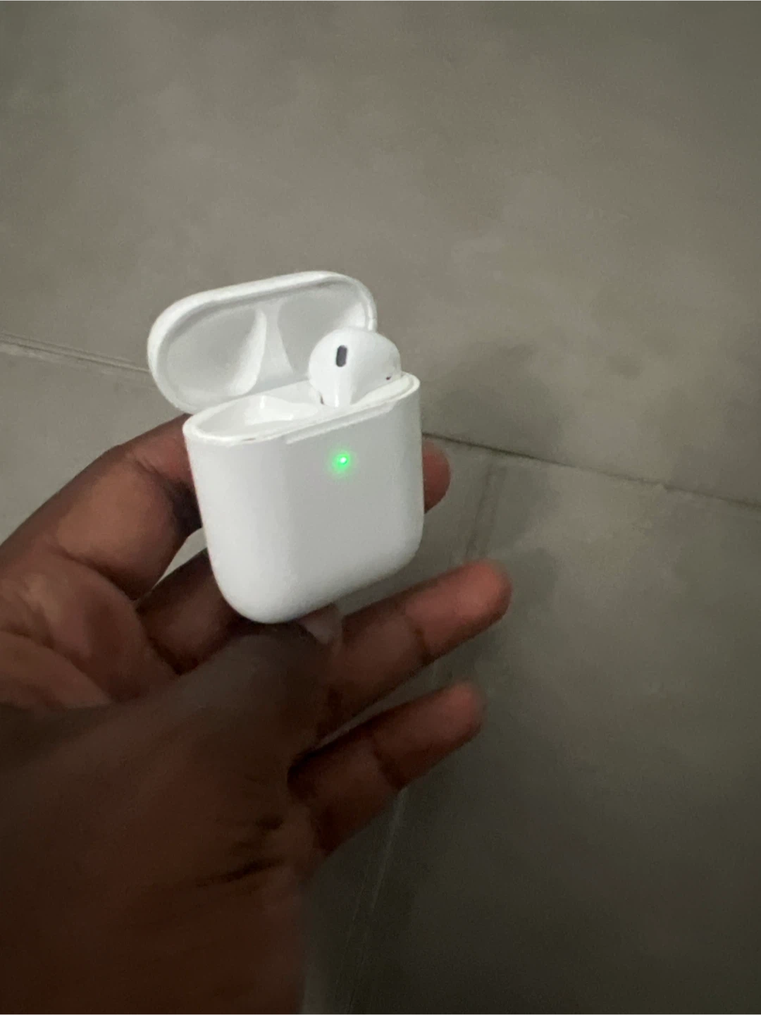 Apple AirPods 2nd Gen with Charging Case - photo 5
