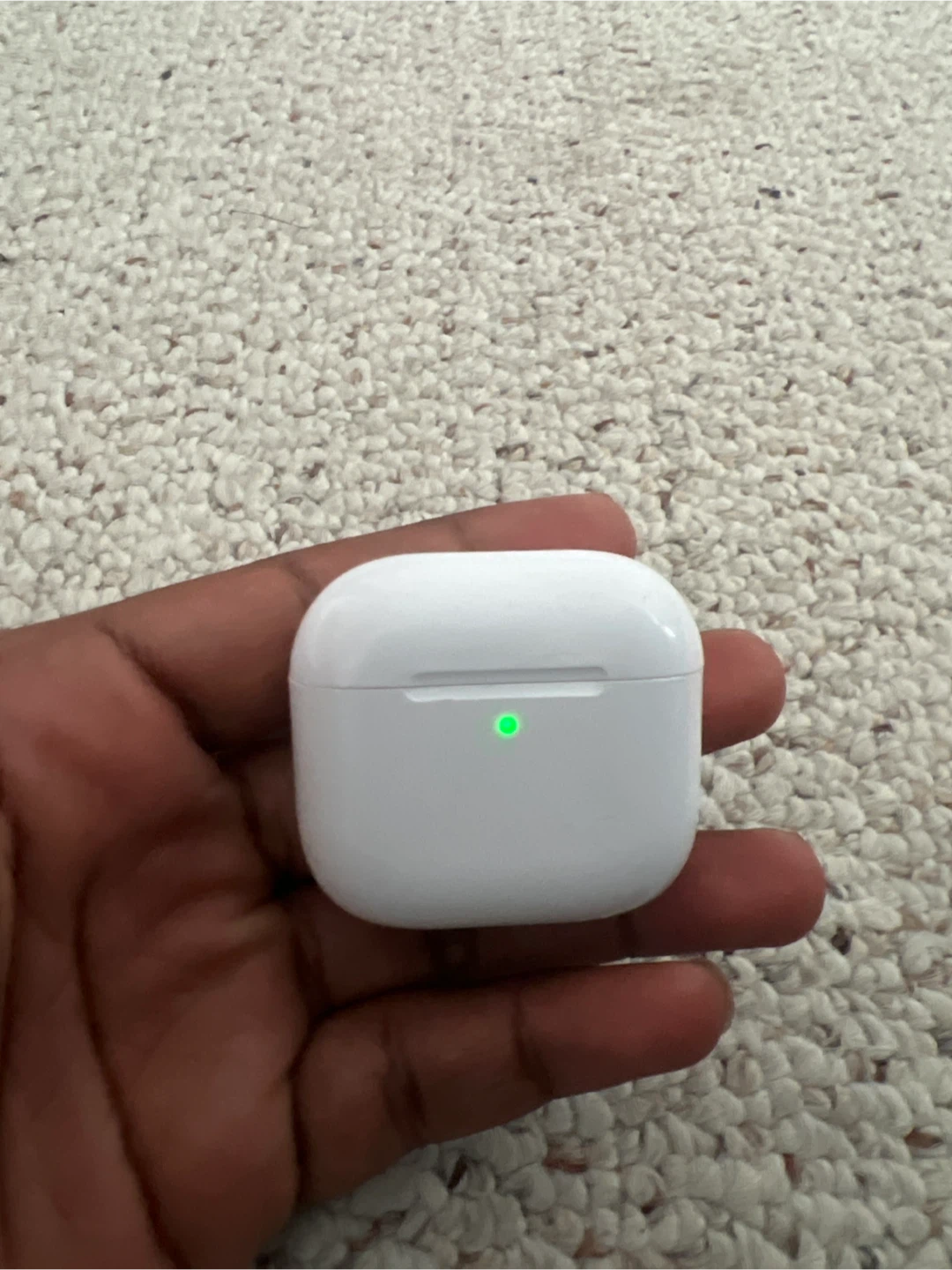Apple AirPods Pro Charging Case Gen 3 - photo 4