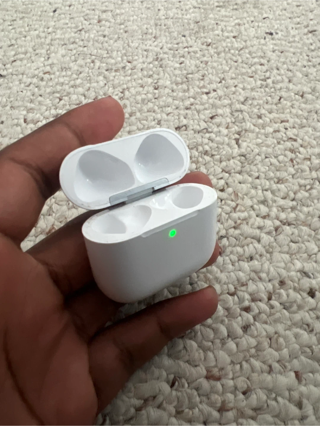 Apple AirPods Pro Charging Case Gen 3 - photo 5