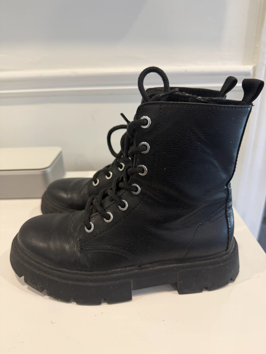 Girls 2.5 H&M combat boots zipper insert