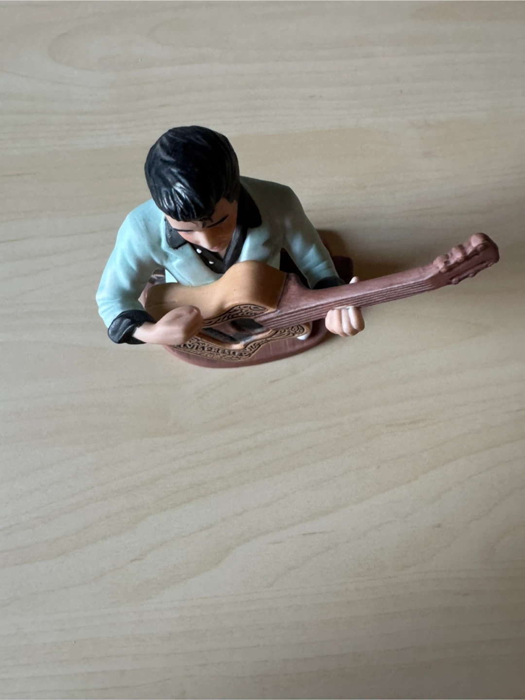 Elvis Presley Figurine with Guitar and Memphis Case - photo 3