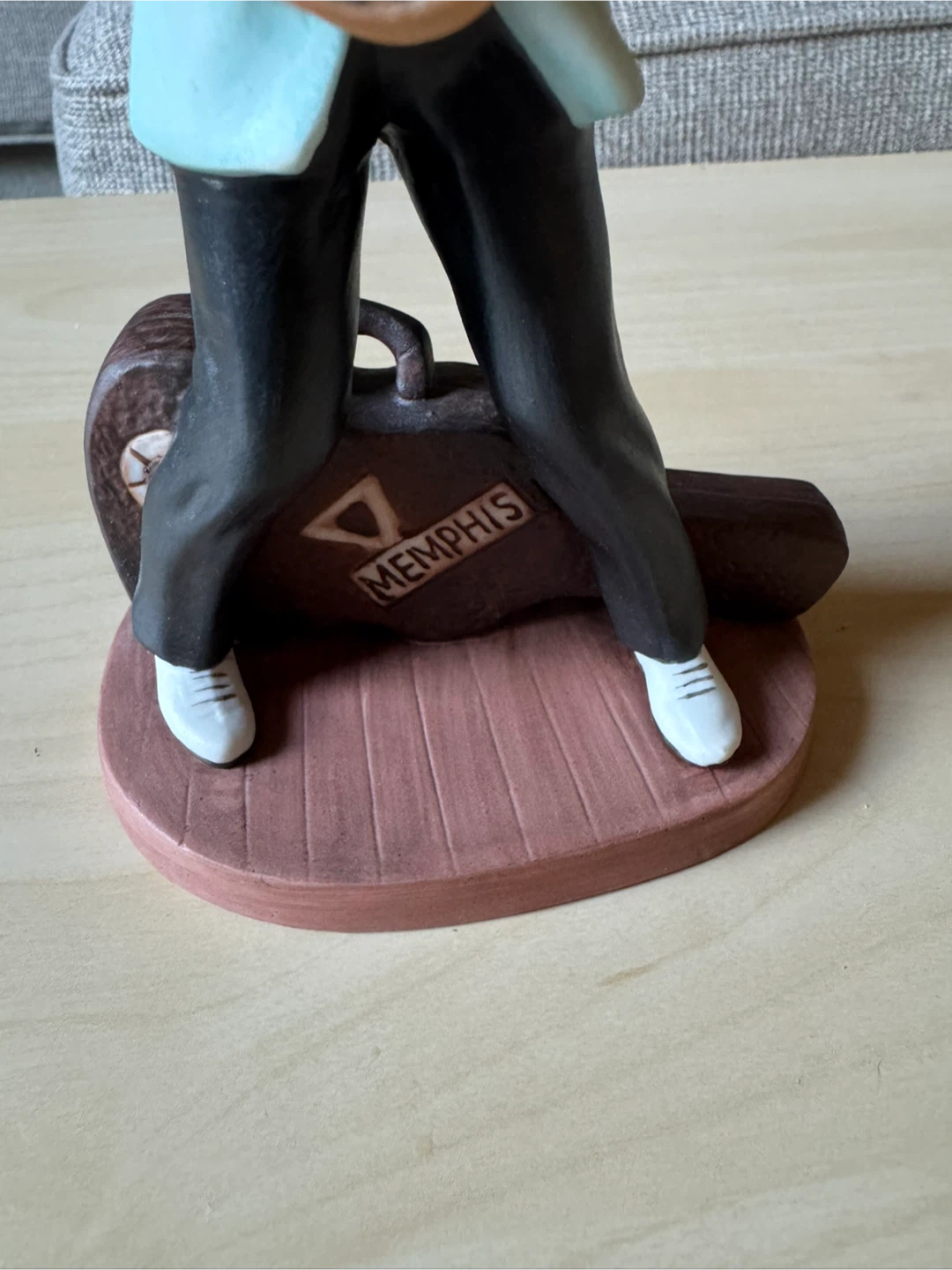 Elvis Presley Figurine with Guitar and Memphis Case - photo 4
