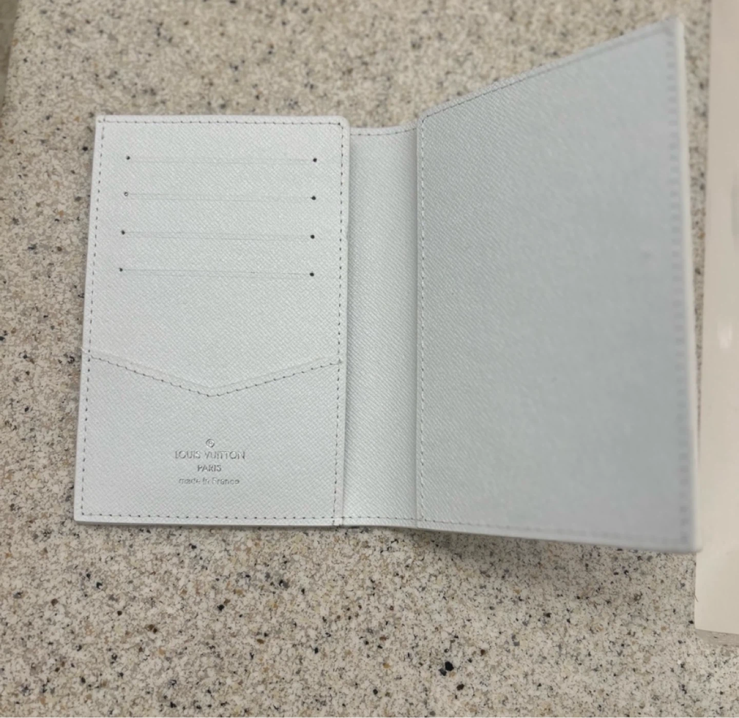 Louis Vuitton White Ski Print passport/Card holder - photo 4
