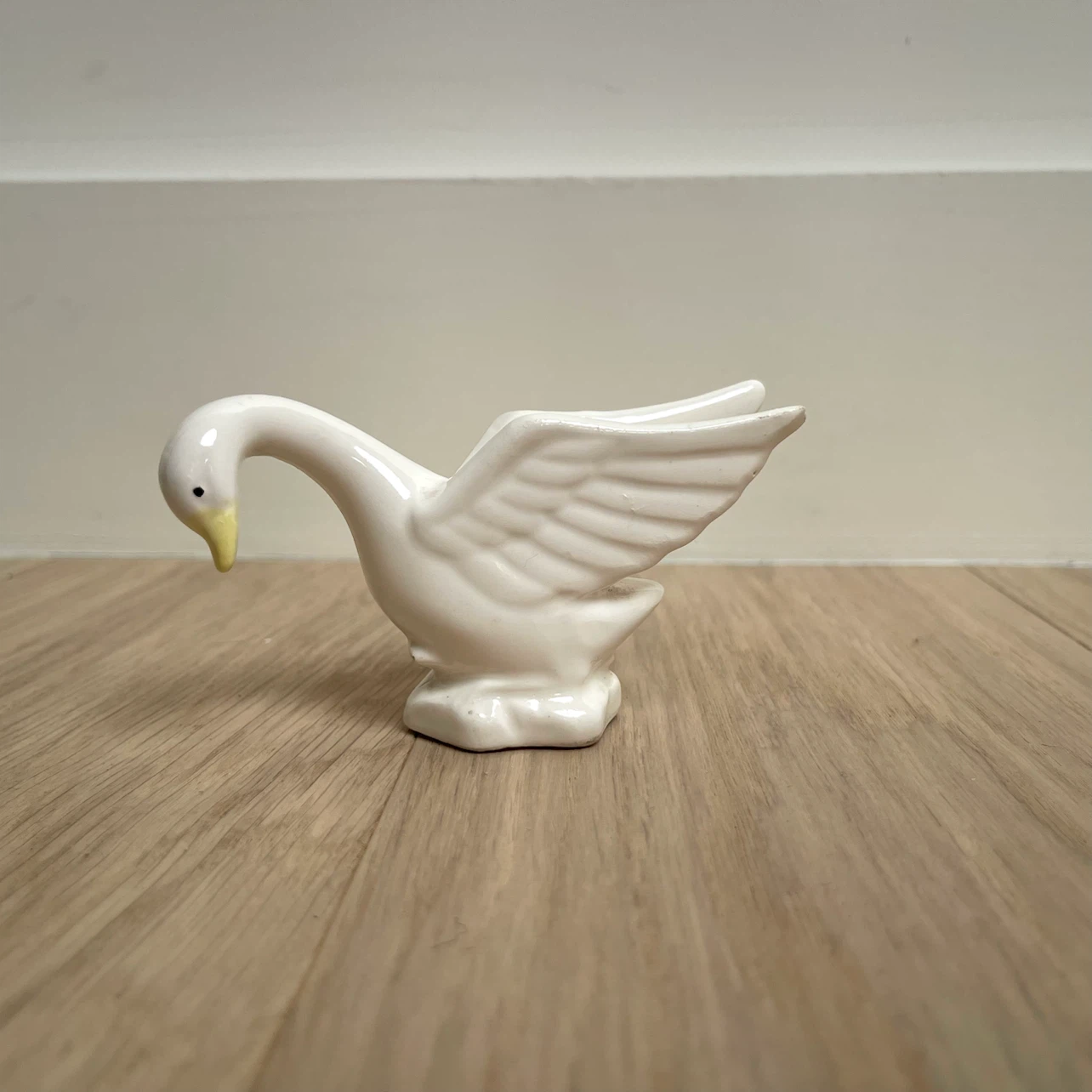 Art Deco Ceramic Swan: White MCM Decor, Made in Japan - photo 2