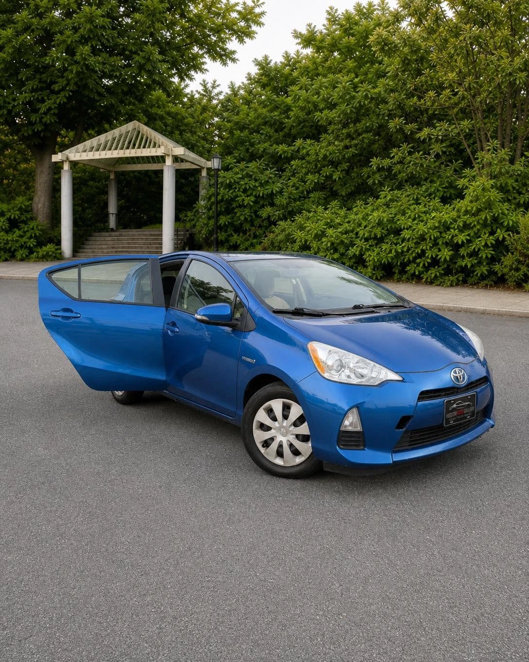 2014 Toyota Prius c - photo 2